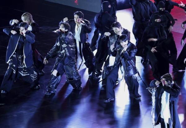 Les membres du groupe de K-pop BTS lors du concert marquant leur retour sur la place Gwanghwamun à Séoul, le 21 mars 2026, en Corée du Sud