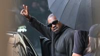 Le rappeur américain Kanye West à son arrrivée à l'aéroport de Shanghaï, le 11 juillet 2025 en Chine