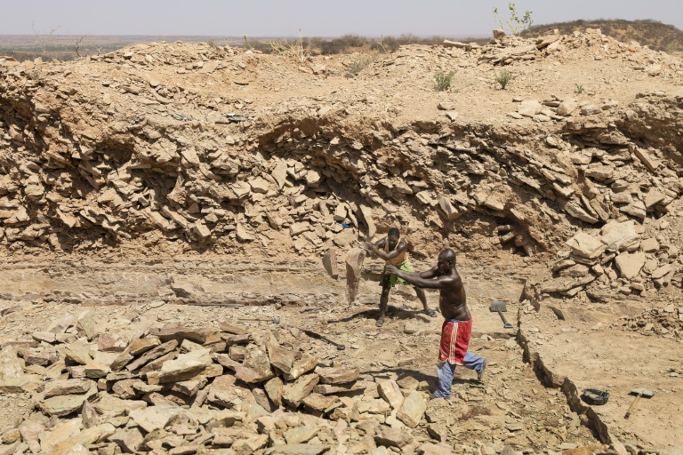 Des ouvriers travaillent le 22 janvier 2026 près de Mandera, dans le nord-est du Kenya, dans une carrière récemment touchée par une flambée de cas de kala-azar

nCasual labourers at a quarry pile large stones hewn from bedrock for the construction industry in the hills outside Mandera town, where the highest infection rates of the parasitic disease Kala-Azar have been recorded, in Mandera, on January 22, 2026. Kala-azar is spread by sandflies and is the world's second-deadliest parasitic disease with a fatality rate of 95 percent if untreated, causing fever, weight loss, and enlargement of the spleen and liver.  
Cases of kala-azar, also known as visceral leishmaniasis, have spiked in Kenya, from 1,575 in 2024 to 3,577 in 2025, according to the health ministry.
It is spreading to previously untouched regions and becoming endemic, driven by changing climatic conditions and expanding human settlements, say health officials, with millions potentially at risk of infection.