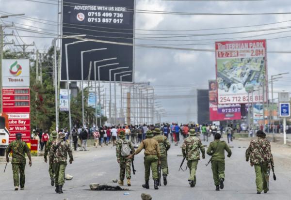 La police anti-émeute kényane avance vers une foule de manifestants à Kitengela (Kenya), le 18 mai 2026