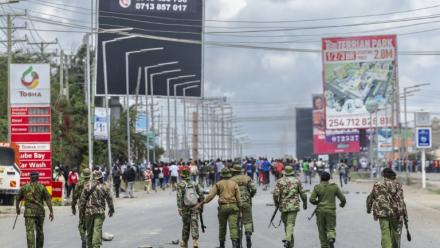 La police anti-émeute kényane avance vers une foule de manifestants à Kitengela (Kenya), le 18 mai 2026