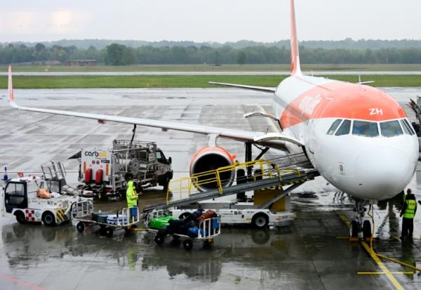 Un avion de la compagnie Easyjet est ravitaillé sur le tarmac de l'aéroport de Milan Malpensa, le 13 avril 2026 
