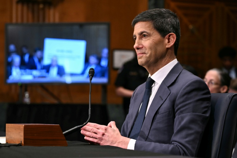 Kevin Warsh, lors de son audition par les sénateurs américains en vue de prendre la présidence de la Réserve fédérale (Fed), le 21 avril 2026 à Washington