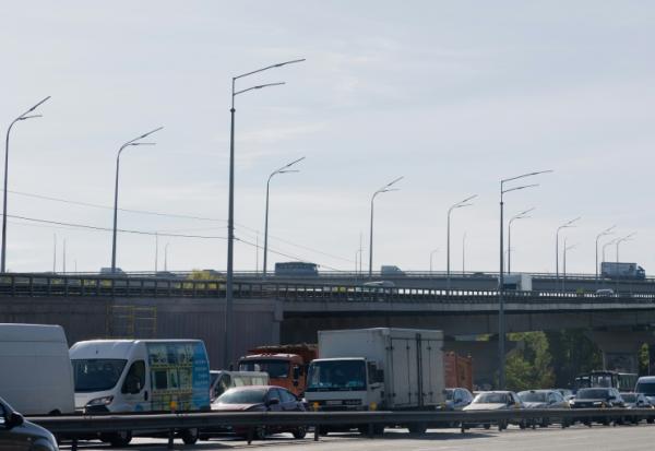 Des embouteillages à Kyiv le 2 octobre 2026, où la circulation était paralysée après la fermeture de l’un des principaux ponts de la ville à la suite d’une nouvelle vague de frappes de drones russes