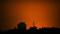 Lueur dans le ciel de Kiev, en Ukraine, où de puissantes explosions ont eu lieu, le 19 juillet 2026