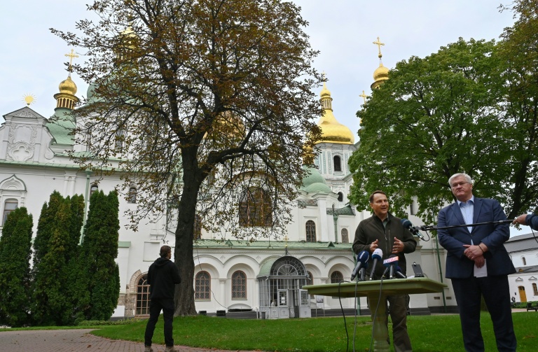 Les ministres des Affaires étrangères ukrainien Andriï Sybiga (à droite) et polonais Radoslaw Sikorski donnent une conférence de presse à Kiev, le 13 septembre 2026