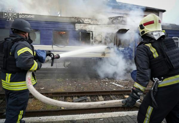 Une image diffusée par les services de secours ukrainiens le 13 septembre 2026 montre des pompiers éteignant un incendie déclenché par une frappe de drone sur un wagon près de la frontière polonaise