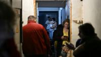Des habitants de Kiev dans un abri pendant une attaque aérienne russe, le 23 septembre 2026