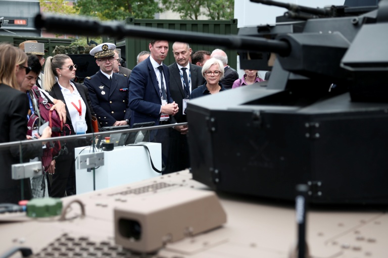 La ministre des armées Catherine Vautrin (D)au stand KNDS au salon Eurosatory à Villepinte, près de Paris,  le 15 juin 2025