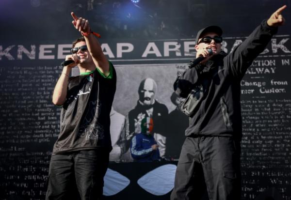 Le trio de rappeurs nord-irlandais Kneecap en concert à Rock en Seine, le 24 août 2025 à Saint-Cloud, près de Paris