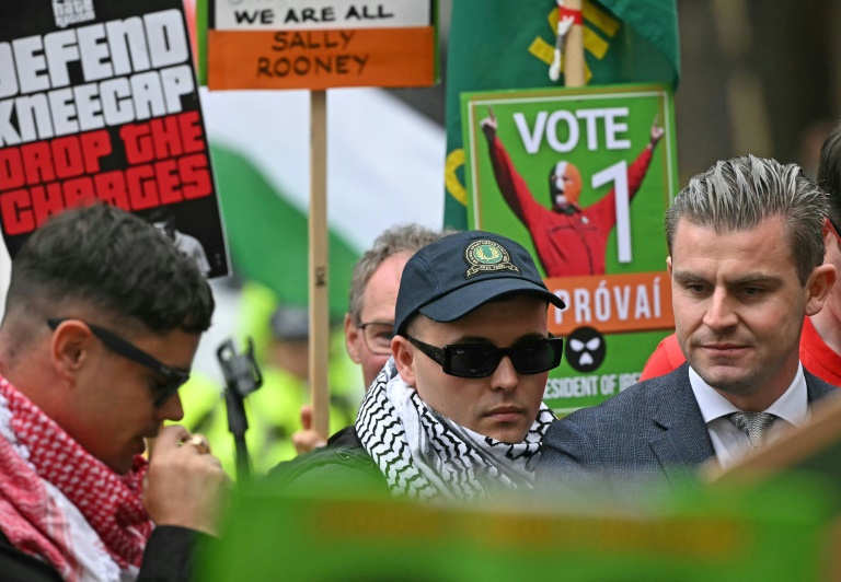 Mo Chara (c) du trio de rappeurs nord-irlandais Kneecap, devant le tribunal de Westminster, à Londres, le 20 août 2025