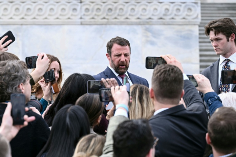 Le sénateur républicain Markwayne Mullin répond aux journalistes devant le Capitole, le 5 mars 2026 à Washington