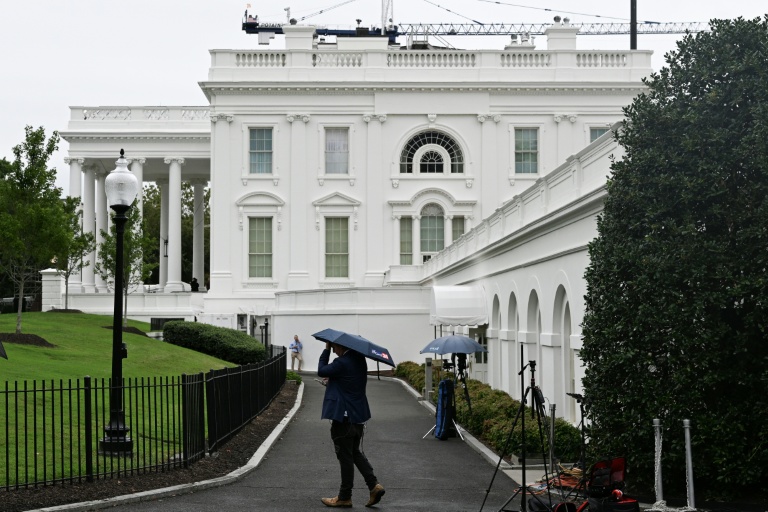 Des membres de la presse devant la Maison Blanche à Washington, le 21 septembre 2026