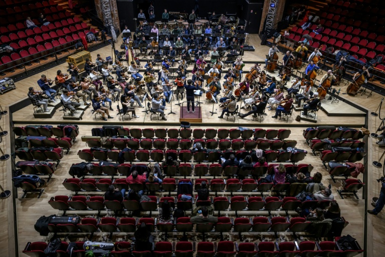 Des patients souffrant de dépression, de trouble bipolaire, de schizophrénie ou de troubles de la personnalité assistent aux répétitions de l'orchestre de Toulouse au théâtre de la Halle aux Grains à Toulouse, le 10 février 2026