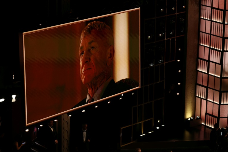 Une photo de l'acteur américain Sean Penn projetée sur scène après avoir remporté l'Oscar du meilleur acteur dans un second rôle pour 