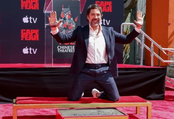 L'acteur espagnol Javier Bardem laisse ses empreintes dans le ciment à Hollywood Boulevard, Californie, le 16 juin 2026