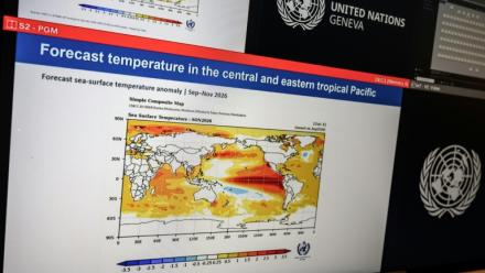 Un graphique montrant l'évoluation du phénomène El Nino, lors d'une conférence de presse de l'Organisation météorologique mondiale à Genève, le 3 septembre 2026