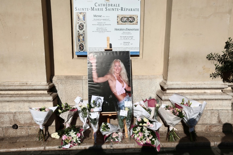 Une photo de Loana à l'entrée de la cathédrale Sainte-Réparate de Nice avant ses obsèques, le 10 avril 2026, le 10 avril 2026