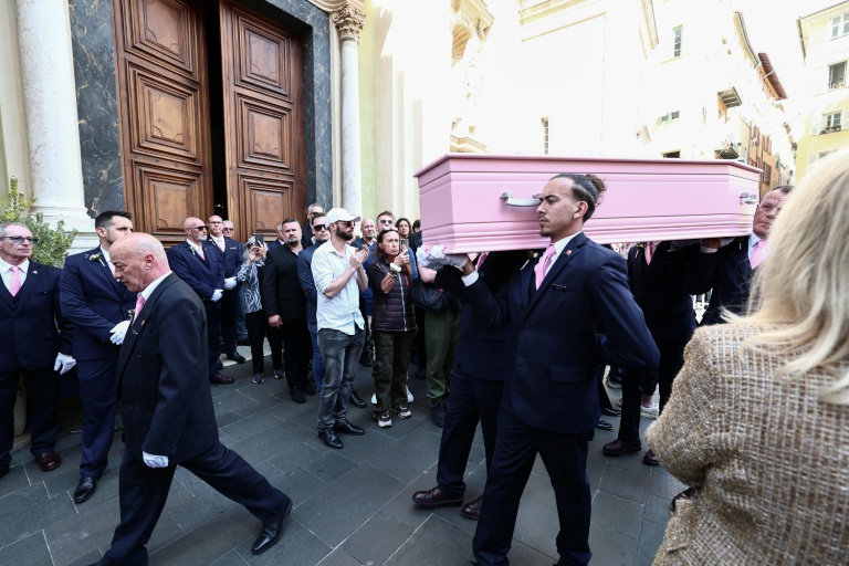 Violette Petrucciani (c,d), la mère de Loana, se tient devant le cercueil de sa fille, première star de télé-réalité en France, lors de ses obsèques à la cathédrale Sainte-Réparate de Nice, le 10 avril 2026