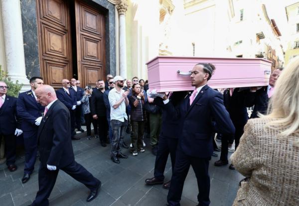 Violette Petrucciani (c,d), la mère de Loana, se tient devant le cercueil de sa fille, première star de télé-réalité en France, lors de ses obsèques à la cathédrale Sainte-Réparate de Nice, le 10 avril 2026
