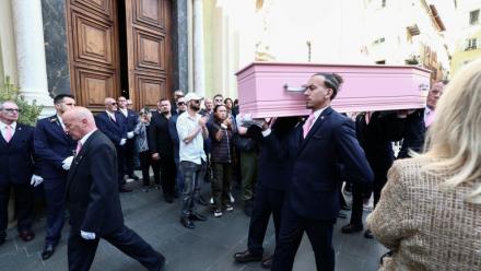 Violette Petrucciani (c,d), la mère de Loana, se tient devant le cercueil de sa fille, première star de télé-réalité en France, lors de ses obsèques à la cathédrale Sainte-Réparate de Nice, le 10 avril 2026