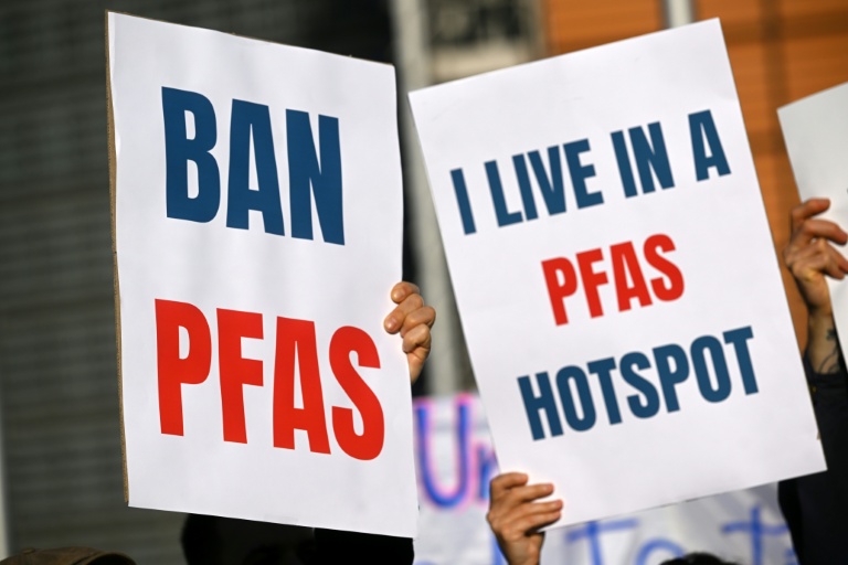 Des pancartes lors d'une manifestation contre les substances chimiques PFAS, près du siège de la Commission européenne à Bruxelles, le 5 mars 2026.