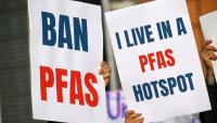 Des pancartes lors d'une manifestation contre les substances chimiques PFAS, près du siège de la Commission européenne à Bruxelles, le 5 mars 2026.