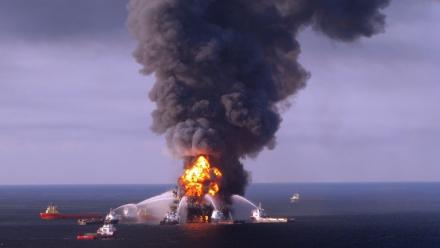 Des navires de secours tentent d'éteindre les flammes provoquées par l'explosion de la plateforme pétrolière Deepwater Horizon, au large des côtes américaines, le 21 avril 2010