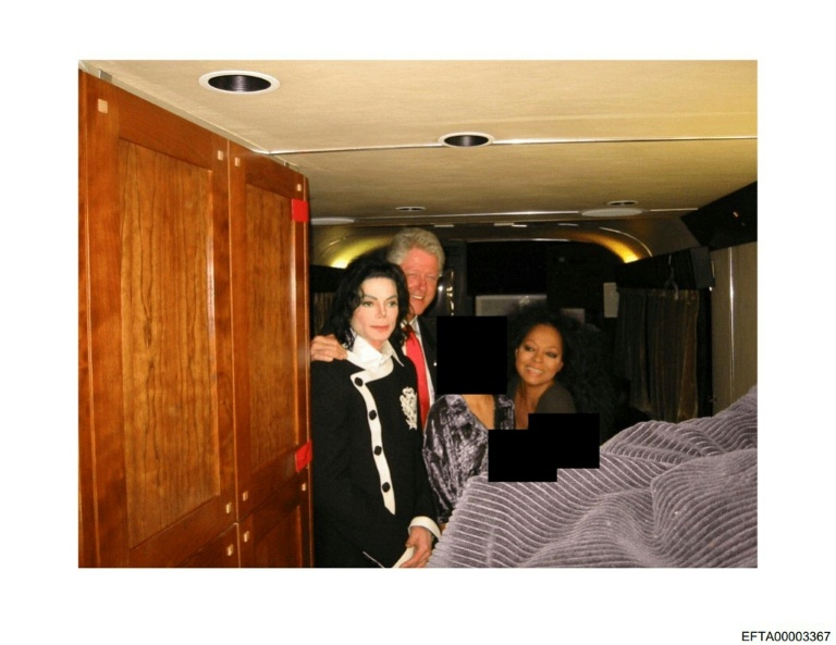 Image non-datée publiée le 19 décembre 2025 par le ministère américain de la Justice montrant l'ancien président démocrate Bill Clinton (centre) en compagnie des chanteurs Michael Jackson (gauche) et Diana Ross (droite)