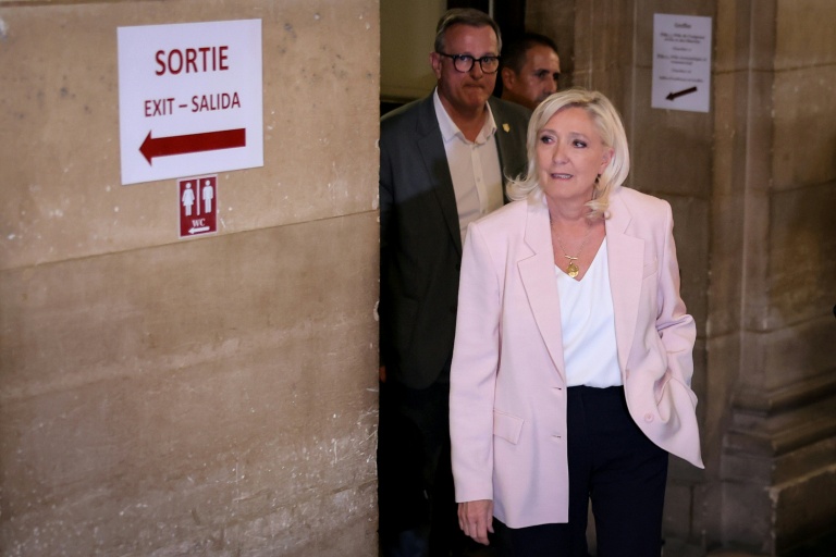 Marine Le Pen, présidente du groupe parlementaire du Rassemblement national (RN), arrive à la cour d'appel de Paris le 7 juillet 2026 pour assister au prononcé du verdict en appel pour détournement de fonds publics européens dans l'affaire des emplois présumés fictifs au Parlement européen