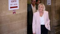 Marine Le Pen, présidente du groupe parlementaire du Rassemblement national (RN), arrive à la cour d'appel de Paris le 7 juillet 2026 pour assister au prononcé du verdict en appel pour détournement de fonds publics européens dans l'affaire des emplois présumés fictifs au Parlement européen