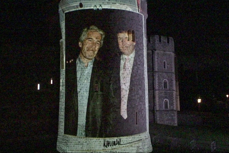 Une photographie de Donald Trump et Jeffrey Epstein projetée le 17 septembre 2025 sur les murs du château de Windsor, au Royaume-Uni, par le groupe de militants Led By Donkeys, en marge de la visite d'Etat du président américain à Londres