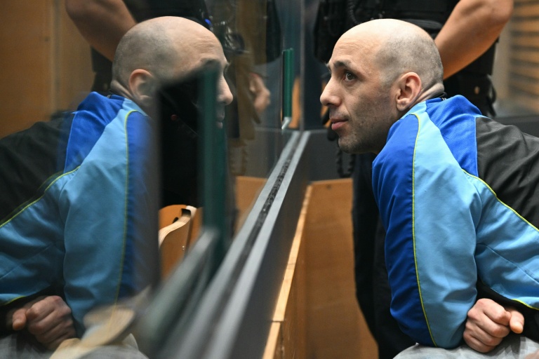 Cédric Jubillar (à droite) assis dans le box des accusés, dans la salle d’audience de la cour d’assises du Tarn à Albi, le 22 septembre 2025
