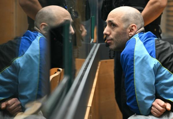 Cédric Jubillar (à droite) assis dans le box des accusés, dans la salle d’audience de la cour d’assises du Tarn à Albi, le 22 septembre 2025