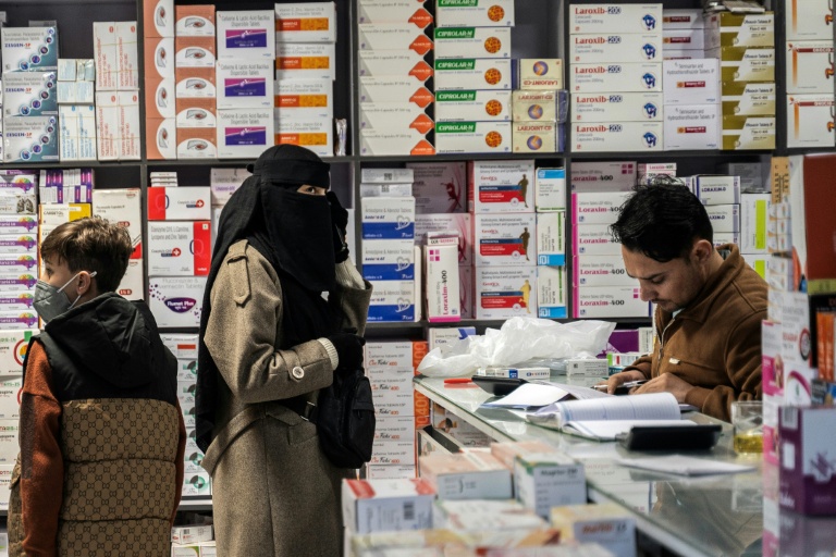 Une femme achète des médicaments dans une pharmacie à Kaboul, le 9 février 2026 en Afghanistan