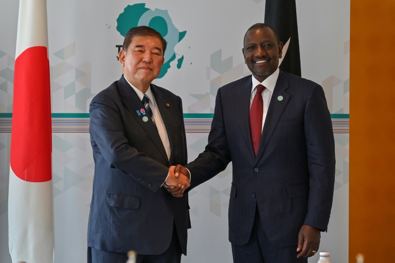 LLe Premier ministre japonais Shigeru Ishiba (g) et le président kenyan William Ruto lors de leur réunion bilatérale en marge de la 9e Conférence internationale de Tokyo sur le développement de l'Afrique (TICAD 9) à Yokohama, au sud de Tokyo, le 20 août 2025
