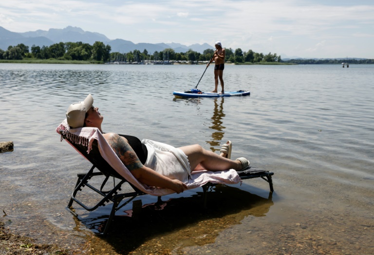 Une femme affalée sur un transat dans l'eau en pleine canicule en Allemagne, le 2 juillet 2025