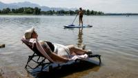 Une femme affalée sur un transat dans l'eau en pleine canicule en Allemagne, le 2 juillet 2025