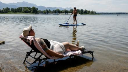 Une femme affalée sur un transat dans l'eau en pleine canicule en Allemagne, le 2 juillet 2025