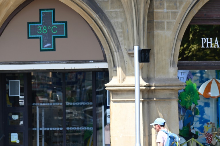Une pharmacie affiche une température de 38° à Thionville, dans l'est de la France, le 2 juillet 2025