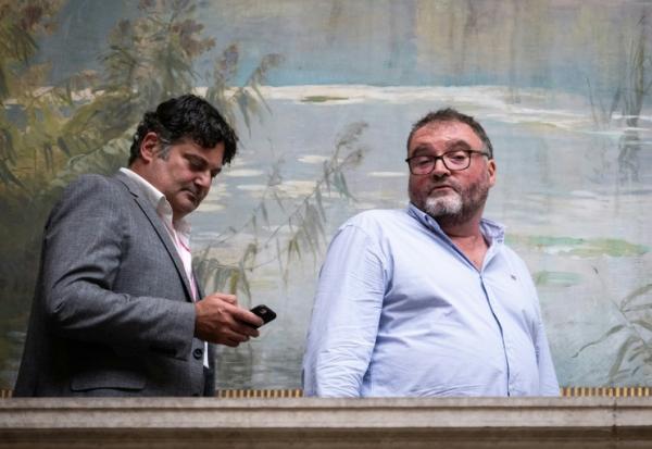 L'ancien anesthésiste français Frédéric Péchier (à droite) aux côtés de son avocat Randall Schwerdorffer pendant une pause lors de la première journée de son procès, au tribunal de Besançon, dans le nord-est de la France, le 8 septembre 2025