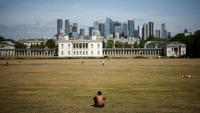 Des personnes profitent du soleil et des températures chaudes à Greenwich Park, à Londres, le 22 juin 2025