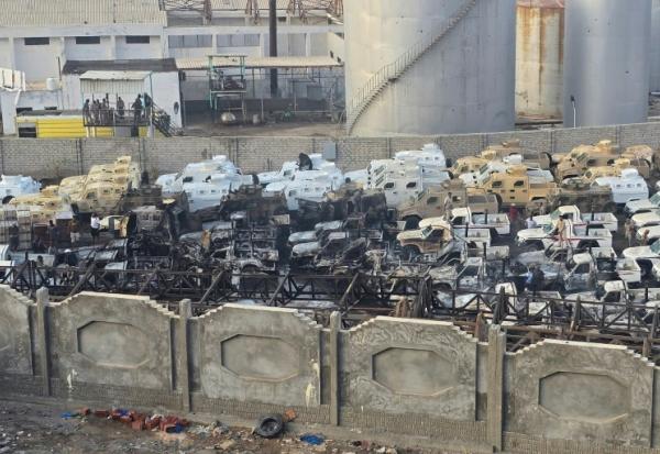 Des véhicules militaires qui auraient été livrés selon Ryad par les Emirats arabes unis pour soutenir les séparatistes sudistes sont calcinés  après une frappe aérienne menée par la coalition dirigée par l'Arabie saoudite dans le port de Mukalla, dans le sud du Yémen, le 30 décembre 2025