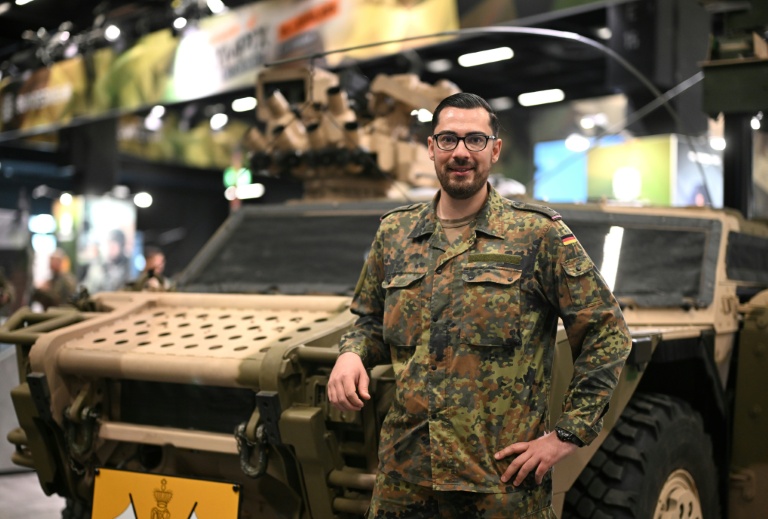 Le Lieutenant Peter devant un véhicule de  reconnaissance de la Bundeswehr, au stand de l'armée allemande, au plus grand salon de fitness au monde, la Fibo à Cologne (ouest), le 16 avril