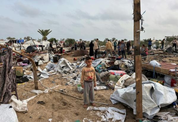 Un enfant au milieu de tentes détruites dans le camp de déplacés à al-Mawassi, dans le sud de la bande de Gaza, le 18 mai 2025