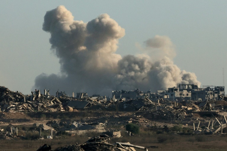 Une photo prise depuis une position près de la frontière entre Israël et la bande de Gaza montre de la fumée s'élevant lors d'une frappe israélienne sur le territoire palestinien assiégé, le 29 août 2025