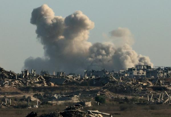 Une photo prise depuis une position près de la frontière entre Israël et la bande de Gaza montre de la fumée s'élevant lors d'une frappe israélienne sur le territoire palestinien assiégé, le 29 août 2025
