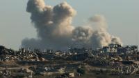 Une photo prise depuis une position près de la frontière entre Israël et la bande de Gaza montre de la fumée s'élevant lors d'une frappe israélienne sur le territoire palestinien assiégé, le 29 août 2025
