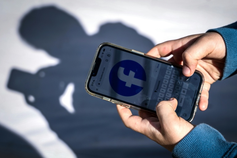 L'interdiction des téléphones portables dans les écoles et collèges doit elle être étendue aux lycées, dont certains expérimentent déjà la mesure