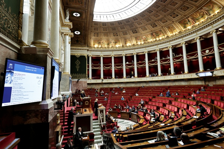 Des députés débattent à l'Assemblée nationale, à Paris, le 11 février 2026